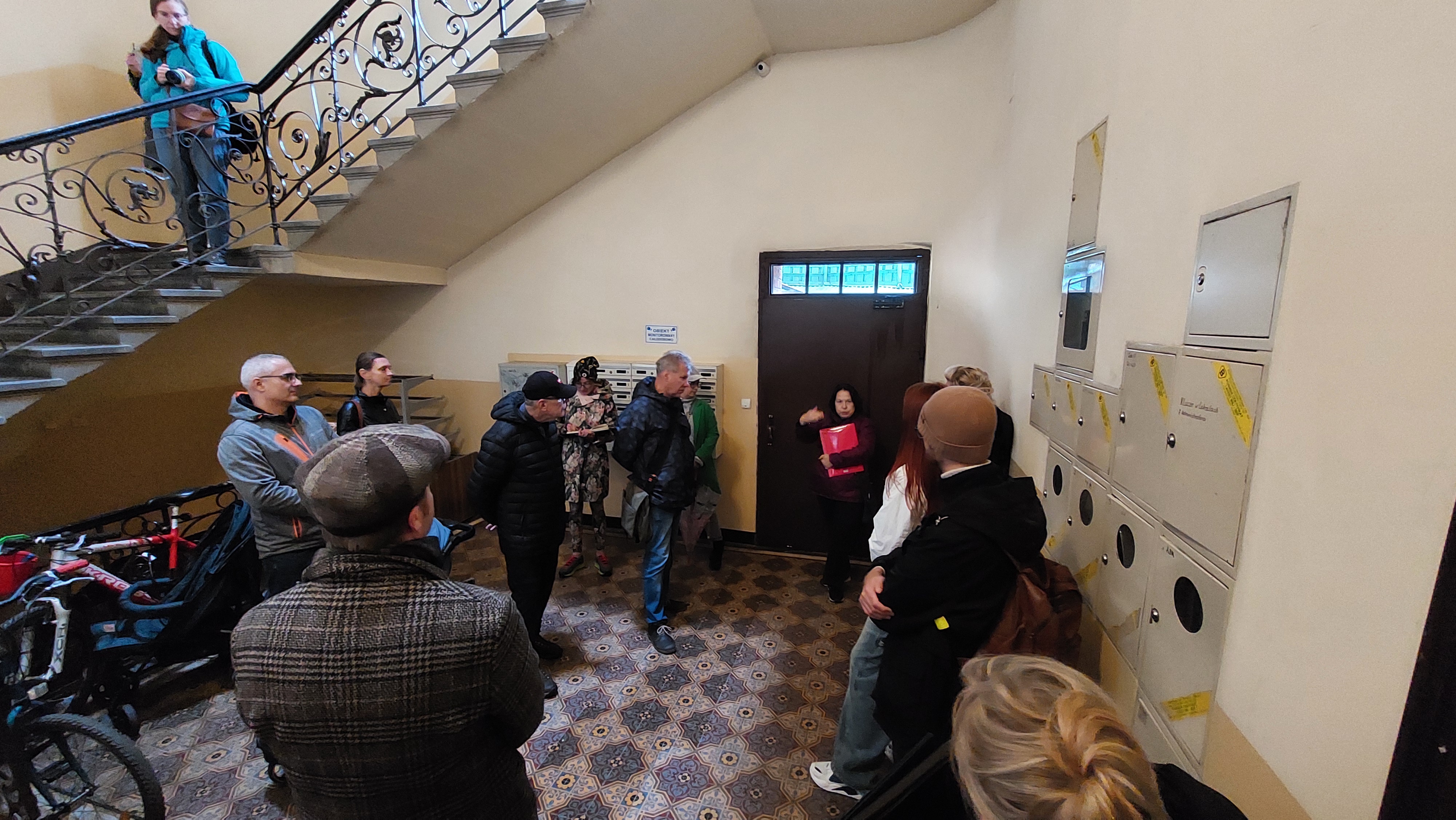 Zdjęcie uczestników we wnętrzu budynku. 