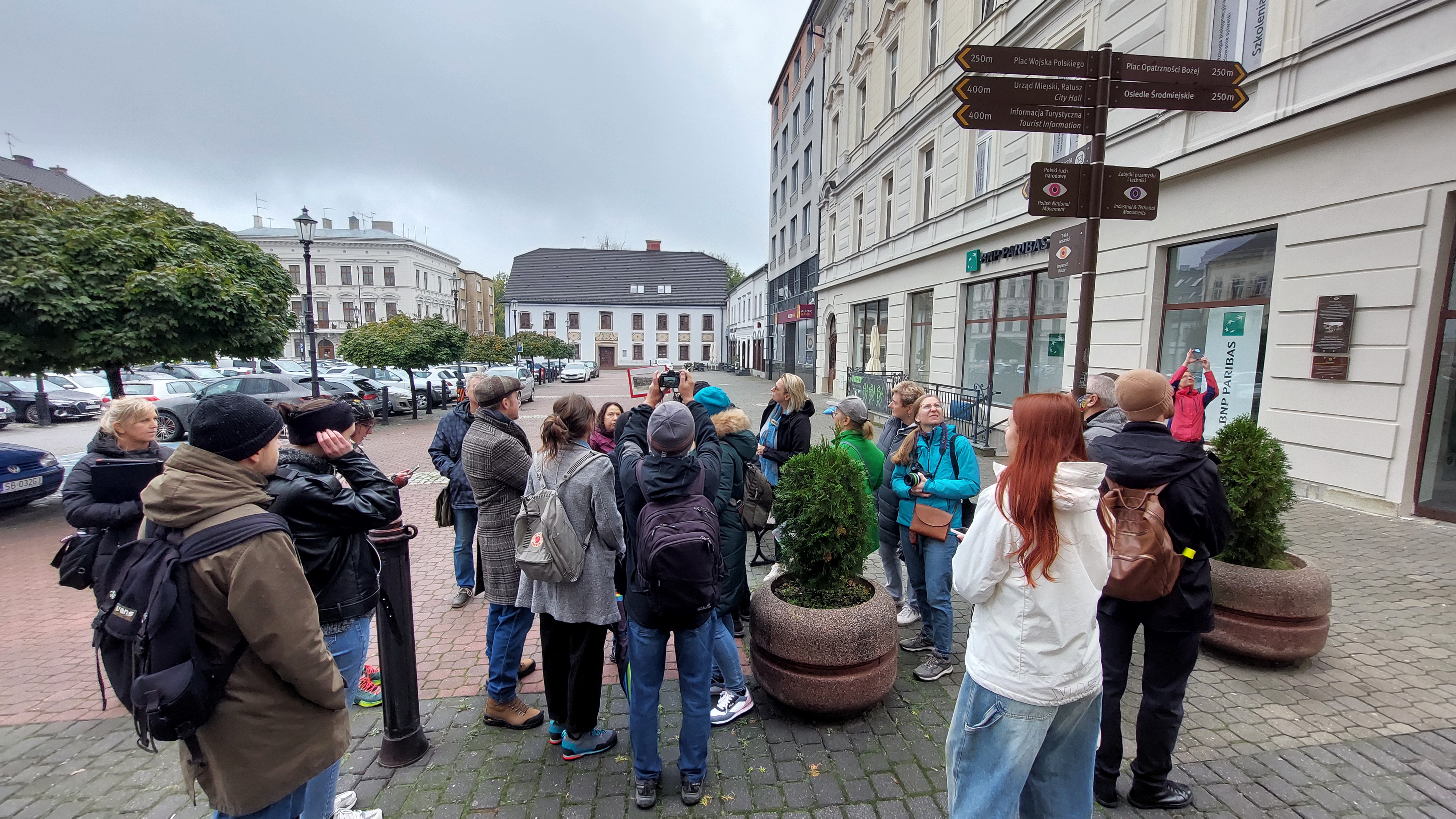 Zdjęcie grupy biorącej udział w spacerze na Placu Wolności