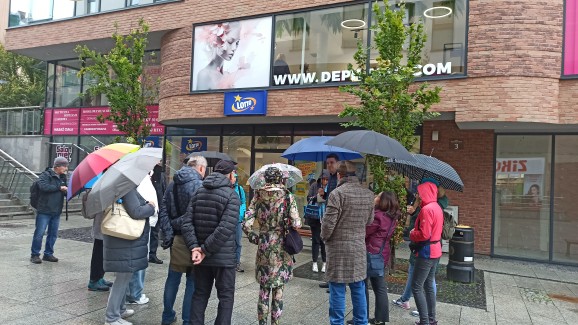 Zdjęcie grupy biorącej udział w spacerze.