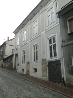 Kamienica na pochyłej ulicy