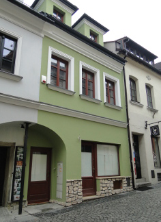kamienica z zieloną elewacją