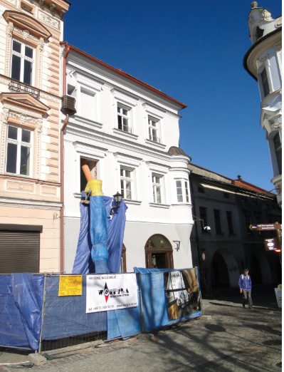 kamienica w remoncie, duży bałagan