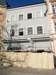 kamienica z szarą elewacją