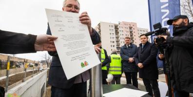 Wmurowano akt erekcyjny upamiętniający budowę ul. Cieszyńskiej 