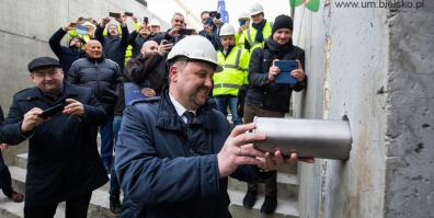 Wmurowano akt erekcyjny upamiętniający budowę ul. Cieszyńskiej 