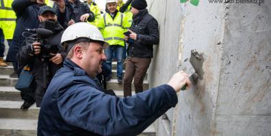 Wmurowano akt erekcyjny upamiętniający budowę ul. Cieszyńskiej 