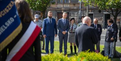 Kwiaty pod pomnikiem lotników 