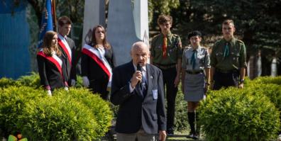 Kwiaty pod pomnikiem lotników 