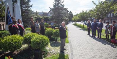 Kwiaty pod pomnikiem lotników 