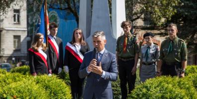 Kwiaty pod pomnikiem lotników 