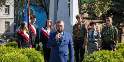 Kwiaty pod pomnikiem lotników 