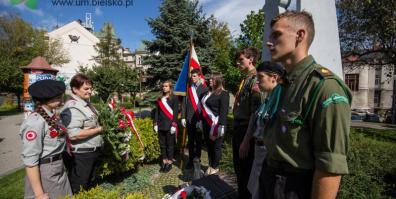 Kwiaty pod pomnikiem lotników 