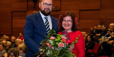 Zastępca prezydenta Adam Ruśniak i laureatka konkursu Irena Awieruszko-Ptaszkiewicz 