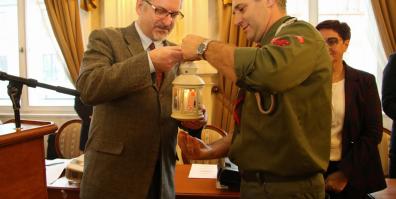 Betlejemskie Światło Pokoju w Urzędzie Miejskim