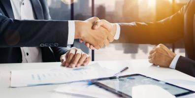 Grafika przedstawiająca dwie uściśnięte dłonie