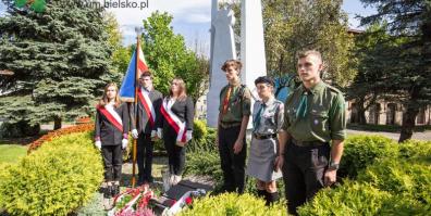 Kwiaty pod pomnikiem lotników 