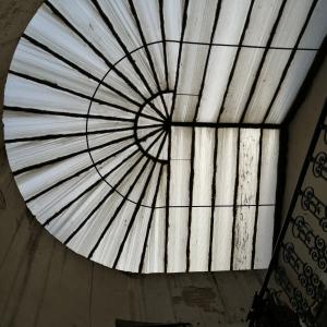 Świetlik oraz ściany klatki schodowej przed remontem. 