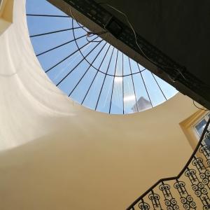 Świetlik oraz ściany klatki schodowej po remoncie. 