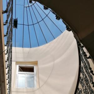 Świetlik oraz ściany klatki schodowej po remoncie. 