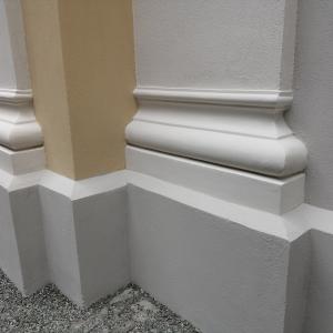 Partie cokołu i bazy pilastrów po renowacji. 