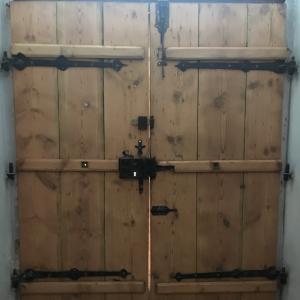 Czyszczenie i konserwacja stolarki drzwi wejściowych. 