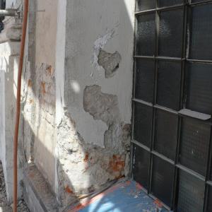 Skucie odparzonych tynków. 