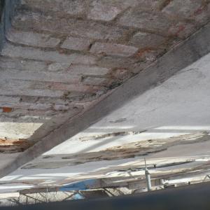 Skucie odparzonych tynków. 