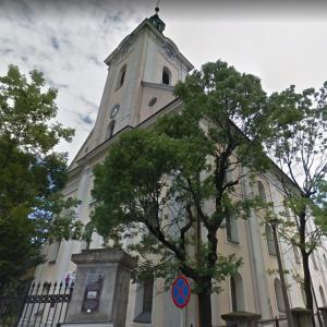 Fasada kościoła z korpusem.