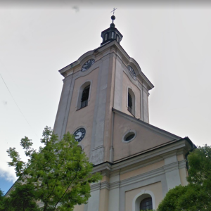 Korpus wieżowy z widocznymi ubytkami i zniszczeniami. 