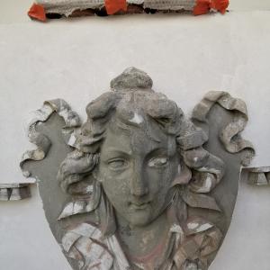 Detal sztukatorski elewacji podczas czyszczenia.