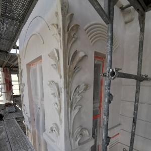 Detal sztukatorski odczyszczenie i uzupełnianie ubytków. 