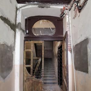 Sień, stan przed konserwacją. 