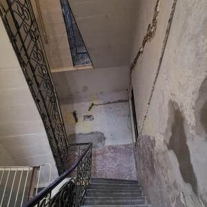 Klatka schodowa, stan przed remontem. 