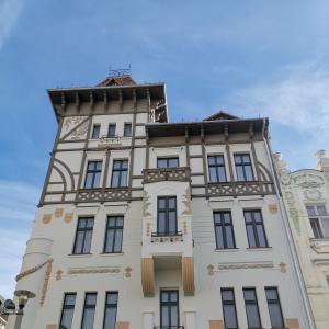 Kamienica "Pod Żabami", widok na elewację od strony Placu Wojska Polskiego.