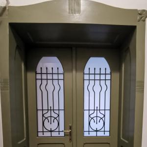 Stolarka drzwi do mieszkań po konserwacji. 