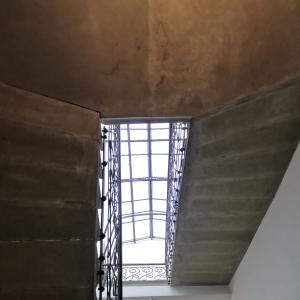 Bieg kamiennych schodów i świetlik.