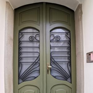 Drzwi wejściowe oraz portal kamienny po konserwacji. 