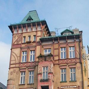 Kamienica "Pod Żabami", widok na elewację od strony Placu Wojska Polskiego.