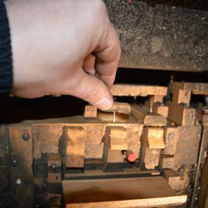 Drewniane zapadki włączników bocznych. 