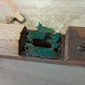 Fragment klawisza pedału ze zużytym filcem.