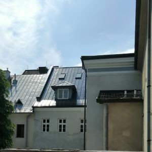 Elewacja i murowane ogrodzenie po nałożeniu tynków.