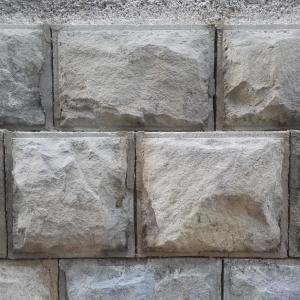 Elementy kamienne podczas czyszczenia.