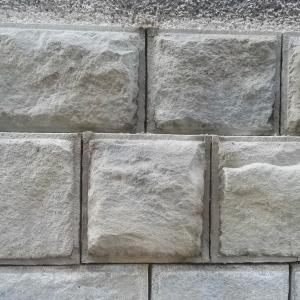 Uzupełnienie elementów kamiennych cokołu.