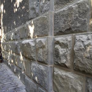 Kamienna okładzina elewacji po konserwacji.