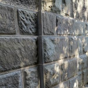 Kamienna okładzina elewacji po konserwacji.