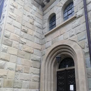 Boczny portal oraz okładzina korpusu.