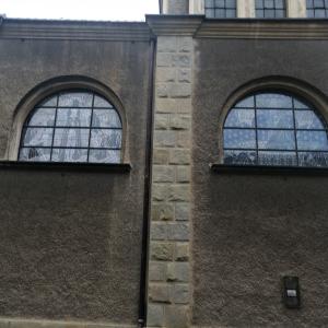 Elementy kamienne przed oczyszczeniem i konserwacją. 