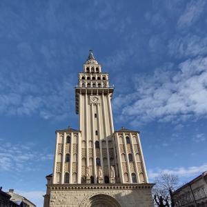 Widok na fasadę katedry po konserwacji kamienia.