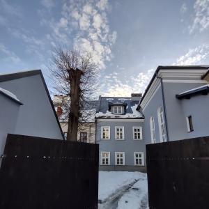 Elewacja wraz z bramą ogrodzeniową. Widok od ul. Nad Niprem.