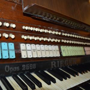 Klawiatury manuałów i włączniki registrowe.